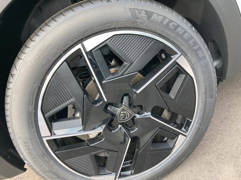 Peugeot 408 タイヤサイズ